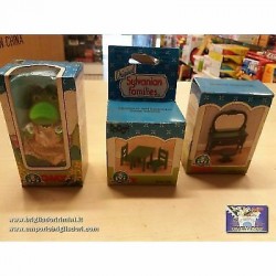 Sylvanian Families - Lotto 3 pezzi una Ranocchia e 2 mobiletti - Set Figures  - 